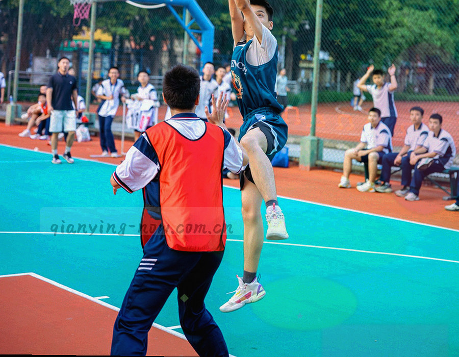 打开的文件夹与彩色书签标签局部特写